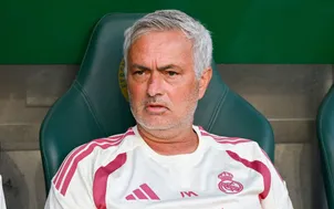 Mourinho tiết lộ từng ký hợp đồng dẫn dắt Manchester United năm 2013