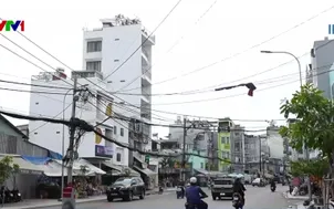Hàng chục cột điện án ngữ giữa con đường hơn 1.000 tỷ đồng