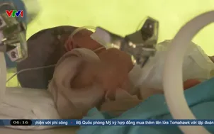 Em bé chào đời giữa động đất ở Indonesia
