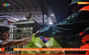"Có cơm chưa, ăn cơm không?" - Ấm áp những suất cơm giữa dòng nước lũ