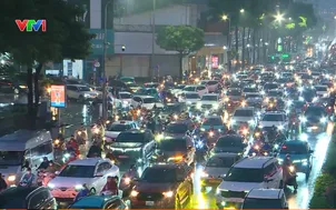 Hà Nội ùn tắc giao thông trong mưa