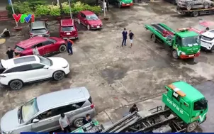 Dịch vụ cứu hộ và sửa chữa ô tô đắt khách do mưa ngập