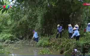 Người dân dọn dẹp sau mưa lũ
