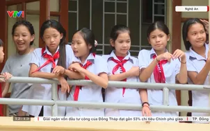 Chăm lo cho học sinh ở lại trường ngày mưa lũ