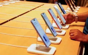 Omdia: Sản xuất điện thoại thông minh chịu áp lực do giá bộ nhớ tăng cao