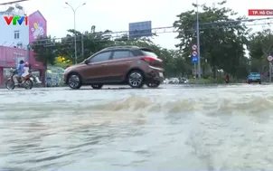 TP Hồ Chí Minh: Triều cường dâng cao, người dân chật vật lưu thông