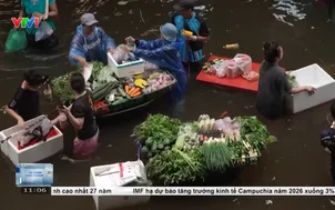 Chợ tạm giữa vùng ngập Bangkok