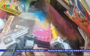 Còng số 8, súng đồ chơi vỏ sắt, kiếm: Hàng cấm núp bóng đồ chơi trẻ em, công khai bày bán trên thị trường