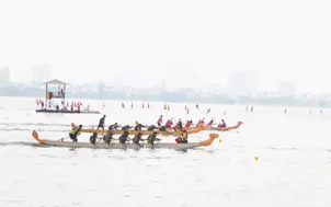 Các VĐV tranh tài sôi nổi ở Giải Bơi chải Thuyền rồng và Ván SUP Hà Nội