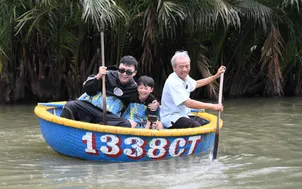 Bố ơi mình đi đâu thế: Huy R hát live 'Anh thanh niên' trên thuyền thúng