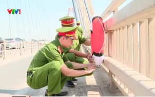 Triển khai gắn phao cứu sinh trên cầu Nhật Tân