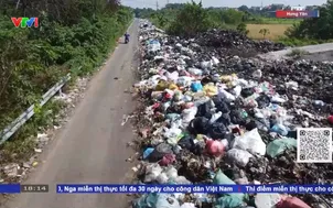 Đường đi biến thành nơi tập kết rác