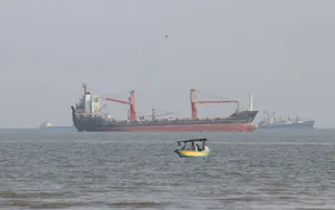 IMO khuyến cáo tàu thuyền tránh eo biển Hormuz