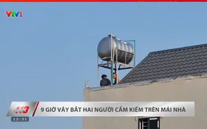 Thanh Hóa: Gần 9 giờ vây bắt 2 thanh niên cầm kiếm cố thủ trên mái nhà