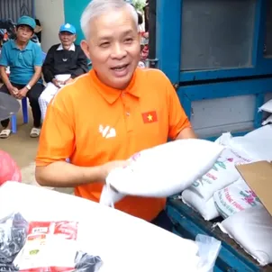 Chung tay giúp học sinh vùng lũ đến lớp