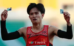 Xúc động hình ảnh Nguyễn Trung Cường nâng niu tấm ảnh gia đình cùng HCV