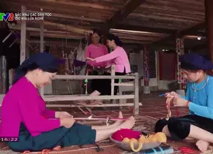 Sắc màu các dân tộc: 		Giữ mãi lửa nghề