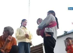 Giáo viên bám bản tuyên truyền bầu cử tại vùng cao