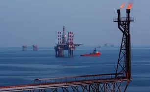 Giá dầu thô tăng mạnh trở lại