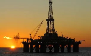 Giá dầu quay đầu suy yếu khi đồng USD mạnh lên