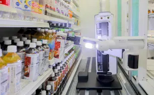Robot quản lý cửa hàng tiện lợi tại Nhật Bản