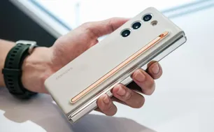Galaxy Z Fold6 không tích hợp trực tiếp bút S-Pen trên thân máy