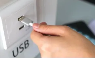 Mối nguy từ cổng sạc USB nơi công cộng