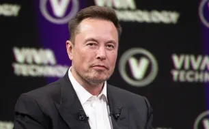 Bất kể ngày hay đêm, cứ cách nửa tiếng Elon Musk lại đăng một bài trên mạng xã hội