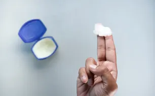Đừng bỏ qua những công dụng thần kỳ của Vaseline