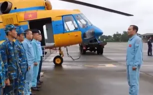 Những chiếc trực thăng quân sự đã đến với nhân dân vùng lũ