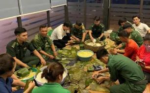 Bộ đội Biên phòng thành phố Đà Nẵng chung tay chia sẻ với nhân dân vùng bão lũ