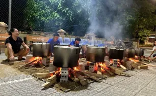 Bà con Quảng Bình ngày đêm làm đồ ăn gửi đồng bào phía Bắc