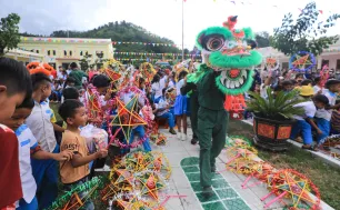 400 suất quà cùng 50 suất hỏng bổng cho học sinh vùng biên giới Tây Giang