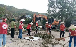 Người dân TP Hạ Long cùng nhau dọn dẹp vệ sinh môi trường sau bão số 3
