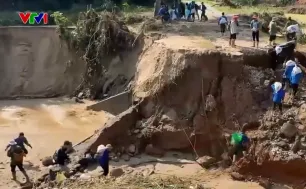 Lào Cai: Cõng hàng cứu trợ lên núi