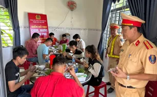 Cảnh sát giao thông Quảng Ngãi tiếp sức cho lái xe vận chuyển hàng hoá cứu trợ