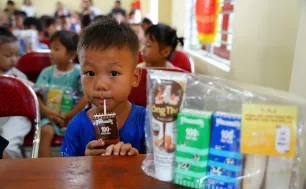 Vinamilk cùng trẻ em vùng khó khăn, sau bão lũ vui đón Trung thu