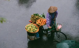 Những “cô hàng rong” mang theo cả mùa thu Hà Nội