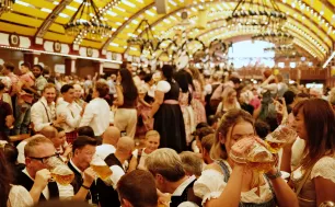 Hàng nghìn người tham dự lễ hội bia Oktoberfest lớn nhất thế giới