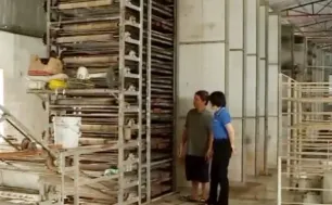 Khẩn trương khôi phục sản xuất làng nghề sau bão lũ
