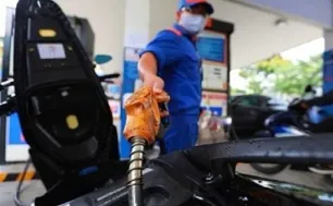 Giá xăng giảm mạnh