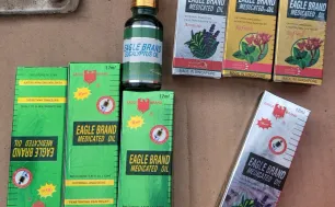 Bắt nhóm đối tượng sản xuất hơn 21.000 chai dầu gió giả