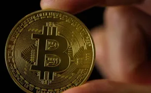 Bitcoin giảm mạnh về dưới 61.000 USD