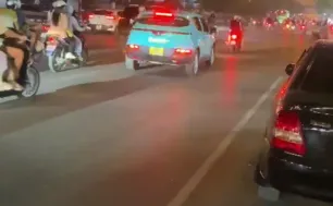 CSGT dùng xe mô tô mở đường cho xe taxi chở sản phụ đi cấp cứu