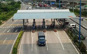 Từ ngày 13/10, dừng miễn phí xe chở hàng cứu trợ bão lũ qua trạm thu phí