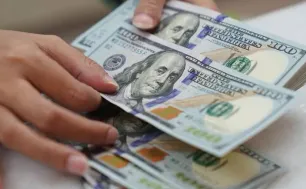 Đồng USD “neo” gần mức đỉnh của hai tháng