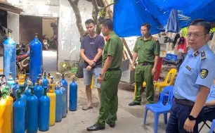 Bắt quả tang cơ sở cung cấp khí cười nằm sâu trong ngõ nhỏ ở Hà Nội