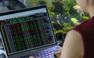 VN-Index mất hơn 8 điểm