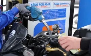 Giá xăng dầu hôm nay 12/12/2024: Tăng nhẹ do tác động từ các lệnh trừng phạt mới