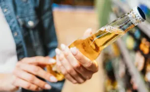 WHO kêu gọi dán nhãn cảnh báo ung thư trên đồ uống có cồn